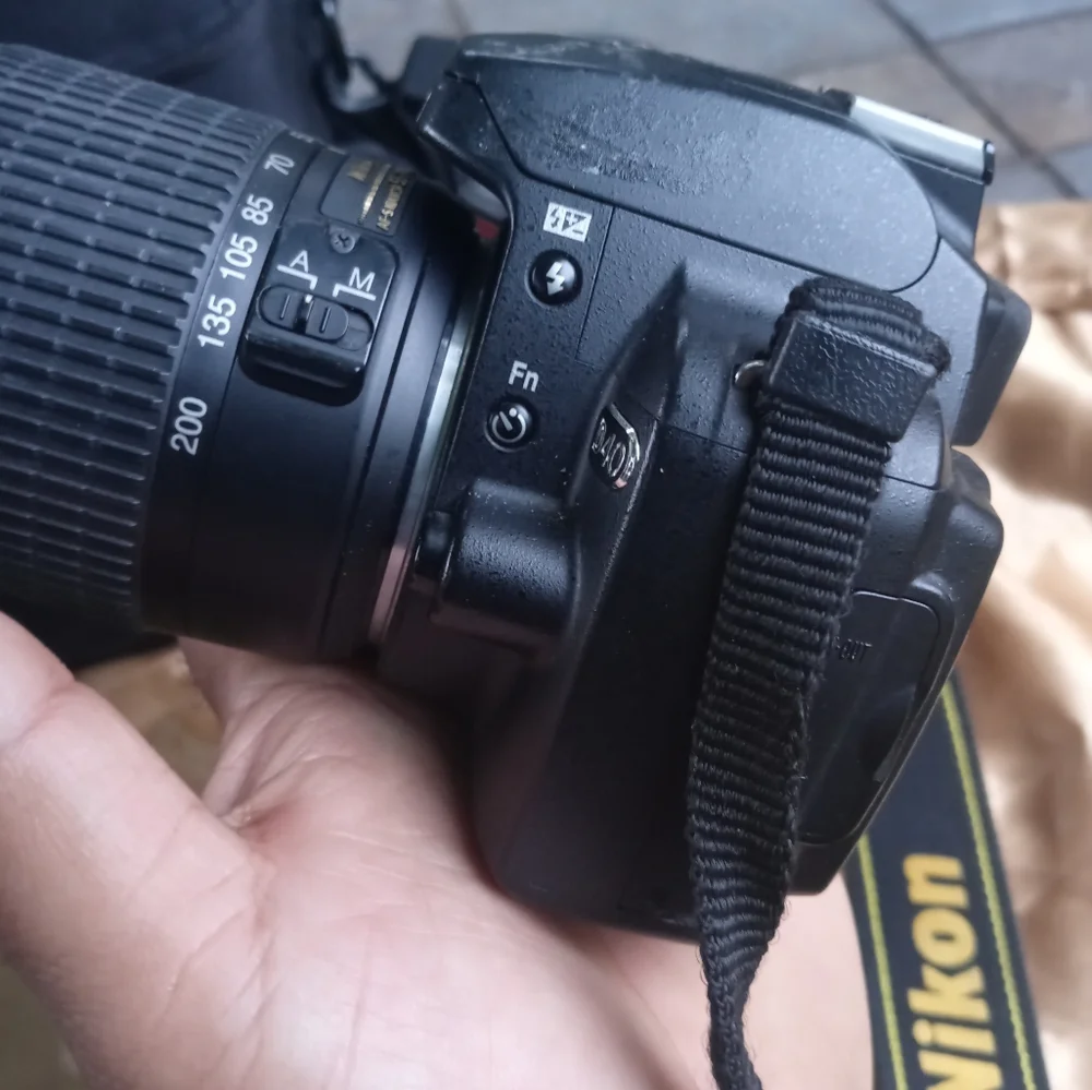 Nikon D40 camera with lense and carry bag